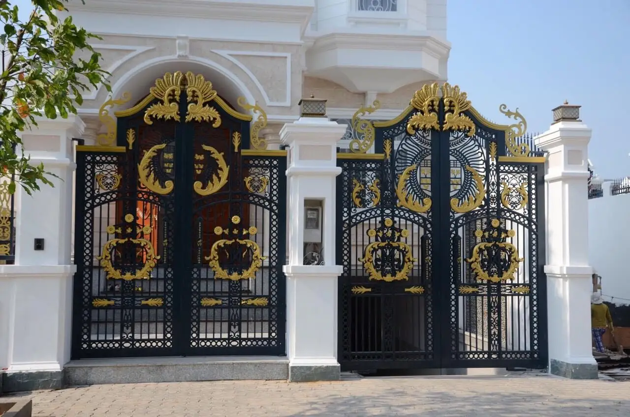 Cửa chính bị cột chắn lớn che khuất.