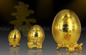 Trứng gà vàng óng may mắn tiềm năng.