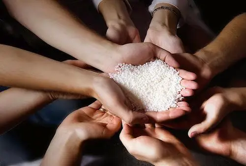 Giải Mã Giấc Mơ Thấy Nước Biển: Thông Điệp Sâu Sắc Từ Vô Thức 7 Bàn Tay Từ Thiện Và Thiền Định