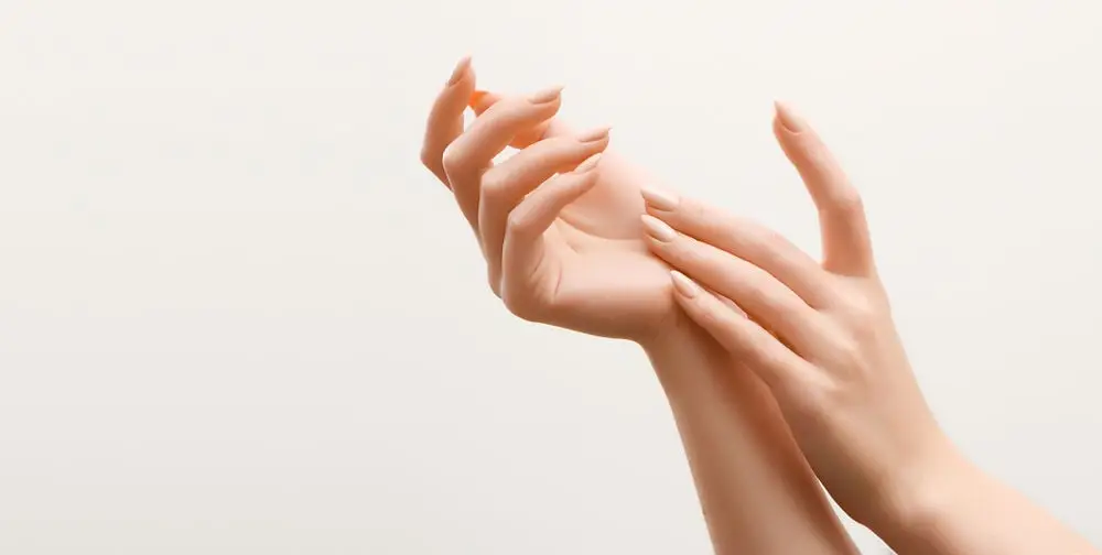 Bàn tay nắm giữ biểu tượng hóa giải bình an.