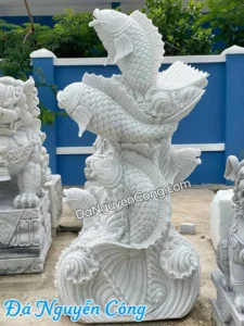 Điêu khắc cá chép vượt vũ môn tinh xảo.