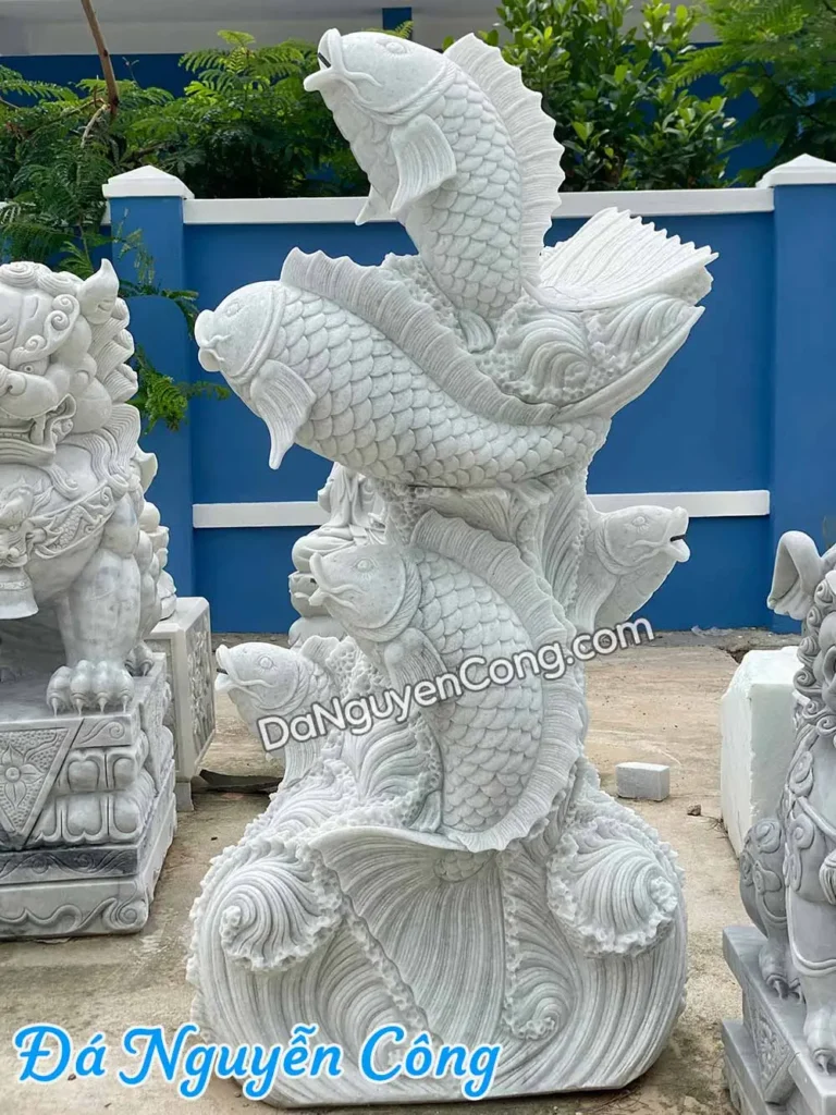 Điêu khắc cá chép vượt vũ môn tinh xảo.