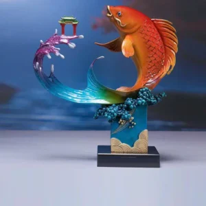 Tượng cá chép vượt vũ môn hóa rồng uy nghi.