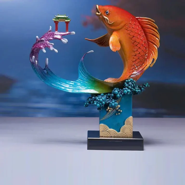 Tượng cá chép vượt vũ môn hóa rồng uy nghi.