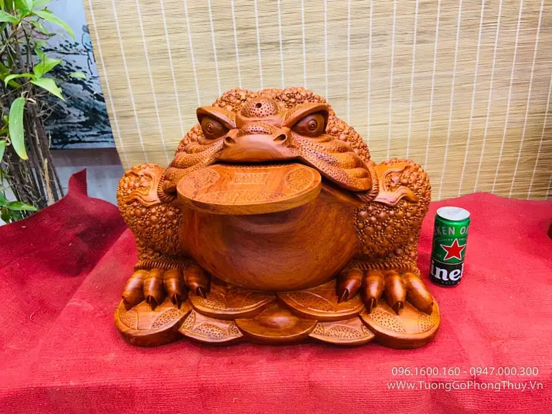 Hóa Giải Nhà Bằng Thiềm Thừ: Cẩm Nang Chuyên Sâu Từ Chuyên Gia 4 Cóc Thiềm Thừ ngậm tiền xu, phong thủy bàn.