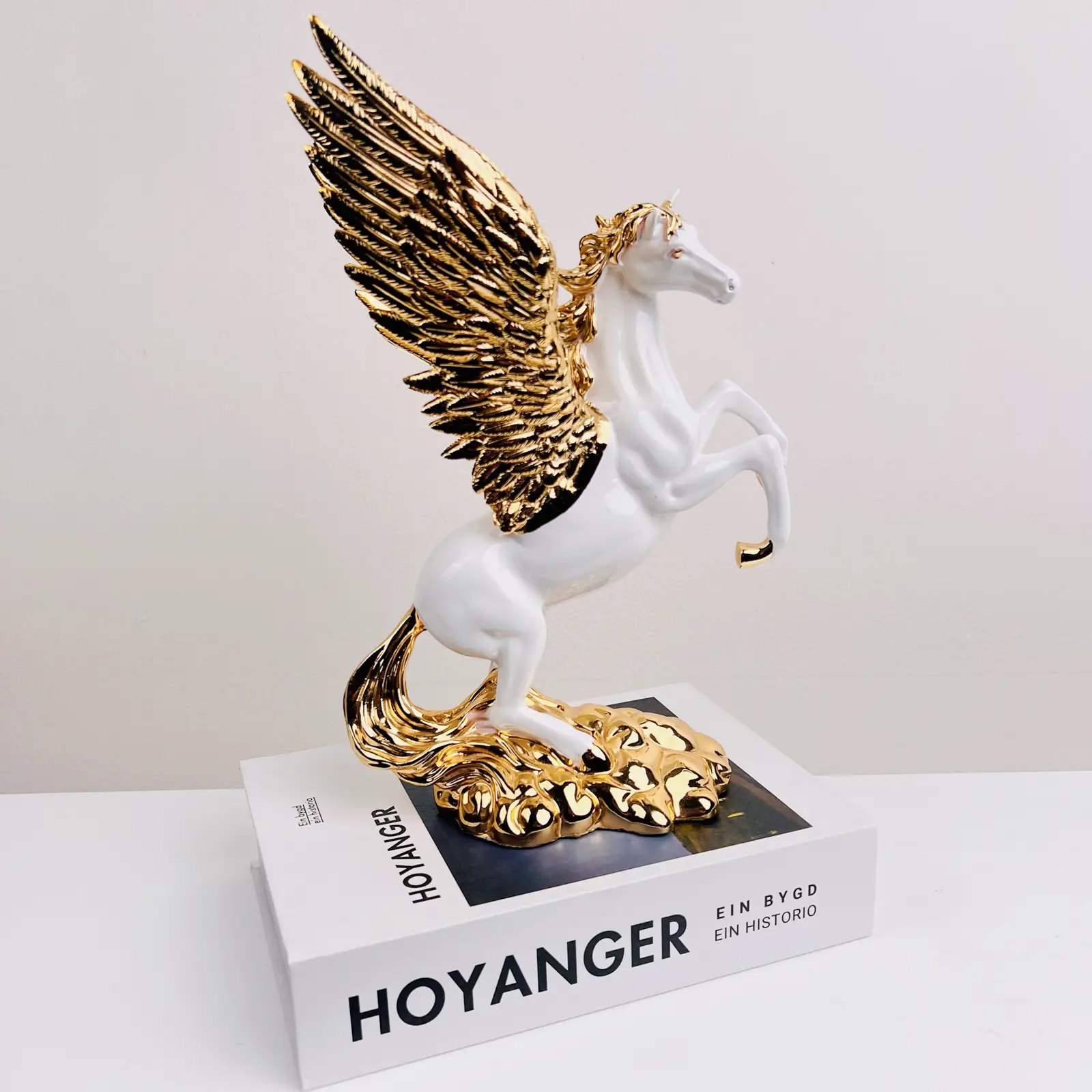 Ngựa phi nước đại: Biểu tượng Sức mạnh và Tiến lên