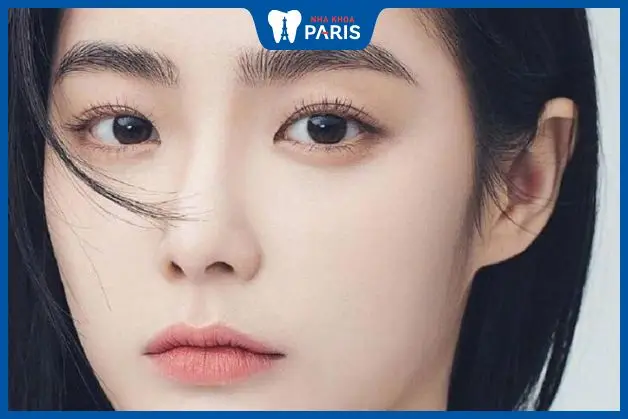 Ánh mắt phụ nữ trầm tư, hướng tới tương lai.