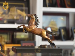 Tượng ngựa phong thủy phi nước đại mạnh mẽ