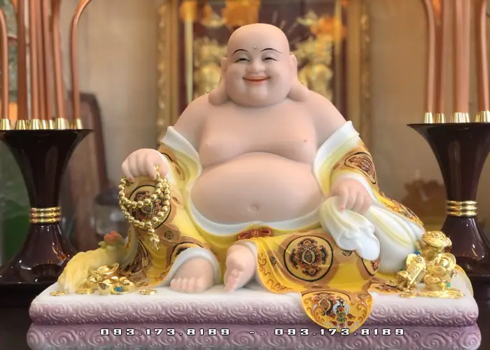 Khám Phá Ý Nghĩa Phật Di Lặc Cười: Bí Quyết Thu Hút Thịnh Vượng 5 Phật Di Lặc, bao tiền vàng, trẻ thơ vui đùa.