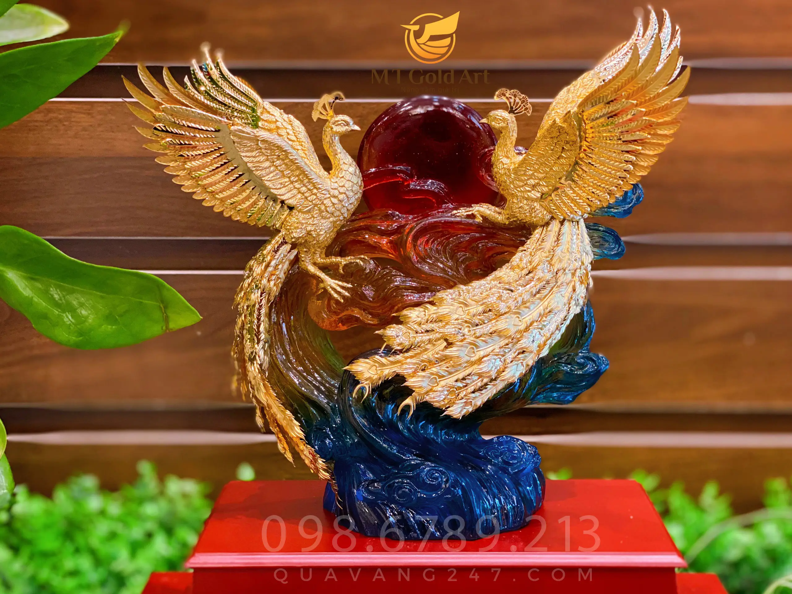 Tượng Phượng Hoàng đồng lấp lánh tung cánh.