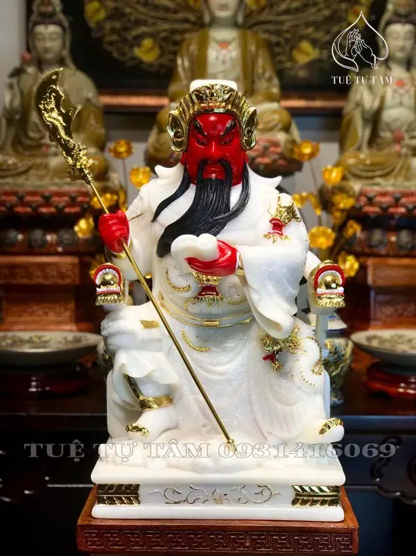 Tượng Quan Công uy nghiêm trong không gian thờ cúng.