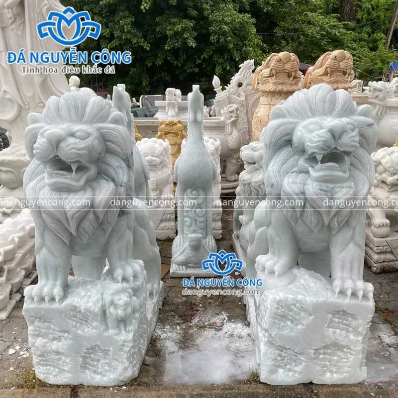 Cặp sư tử phong thủy hài hòa giữa không gian xanh.