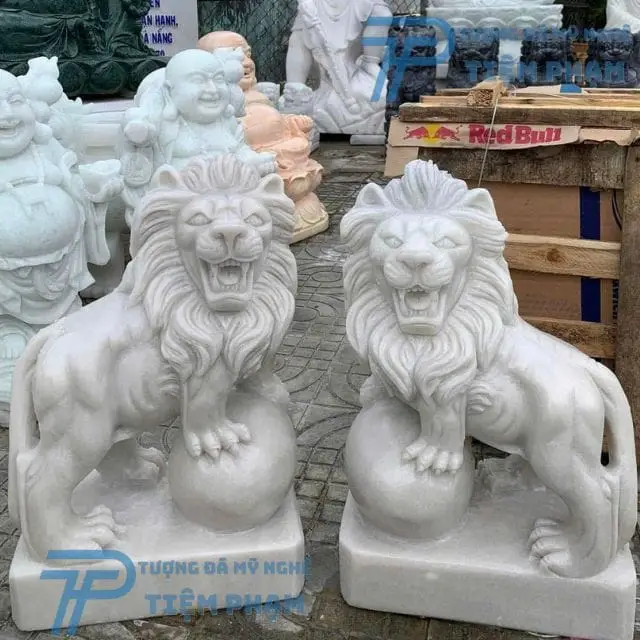 Ý Nghĩa Sư Tử Đá Trấn Yểm: Hướng Dẫn Kích Hoạt Tài Lộc Nơi Công Sở 4 Sư tử đá oai vệ trang trí văn phòng hiện đại.
