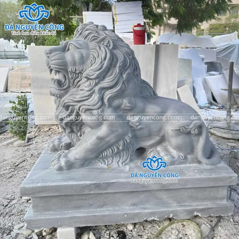 Sư Tử Phong Thủy và Mệnh Kim: Giải Mã Sự Tương Hợp Để Thu Hút Vượng Khí, Hóa Giải Hiểm Nguy 6 Tượng sư tử đồng tinh xảo trên bệ đá.