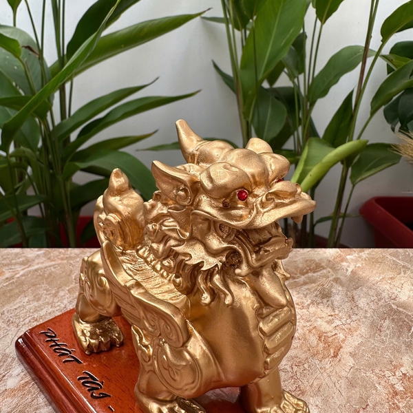 Tỳ Hưu Và Mèo Thần Tài: Vật Phẩm Chiêu Tài Nào Thực Sự Phù Hợp Với Bạn Theo Phong Thủy Chính Phái? 3 Tượng Tỳ Hưu đá quý uy nghi trên đế gỗ.