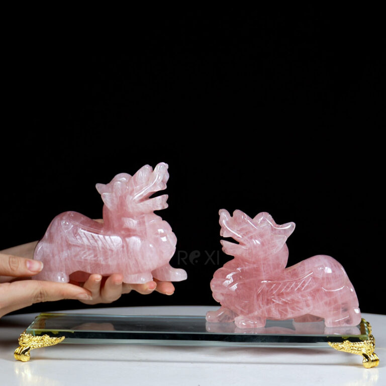 Bạn Đang Băn Khoăn: Tỳ Hưu Đá Thạch Anh Hồng Có Thực Sự Phù Hợp Với Bản Mệnh Để Chiêu Tài 1 Tượng Tỳ Hưu đá thạch anh hồng trên đế gỗ.