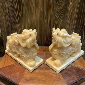 Tượng Tỳ Hưu ngọc bích sáng bóng trên đôn gỗ.