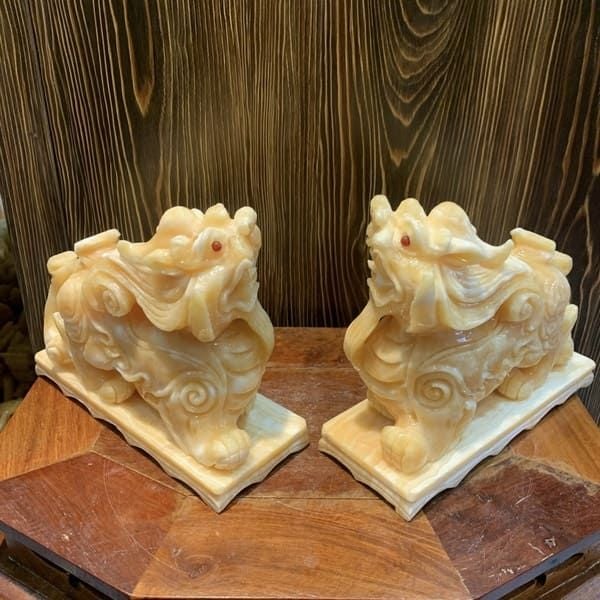 Tỳ Hưu Để Bao Lâu Thì Thay? Giải Đáp Từ Chuyên Gia Về Chu Kỳ Năng Lượng & Cách Duy Trì Linh Khí Vượng Phát 1 Tượng Tỳ Hưu ngọc bích sáng bóng trên đôn gỗ.