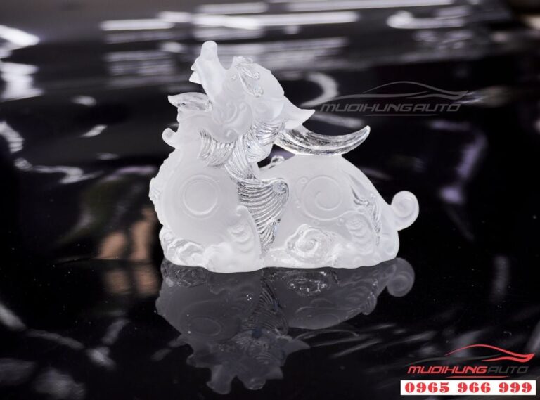 Tỳ Hưu Trên Xe Hơi: Vật Phẩm Phong Thủy Hay Con Dao Hai Lưỡi? Hướng Dẫn Chi Tiết Từ Chuyên Gia 6 Tượng Tỳ Hưu nhỏ gọn trên taplo xe hơi.