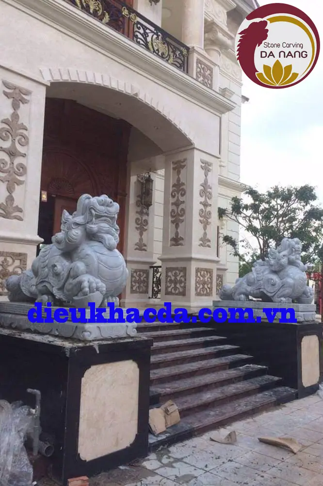 Hóa Giải Cầu Thang Đâm Ra Cửa: Cẩm Nang Chuyên Sâu Từ Phong Thủy Chính Phái 6 Tượng Tỳ Hưu sau bình phong đối diện cầu thang