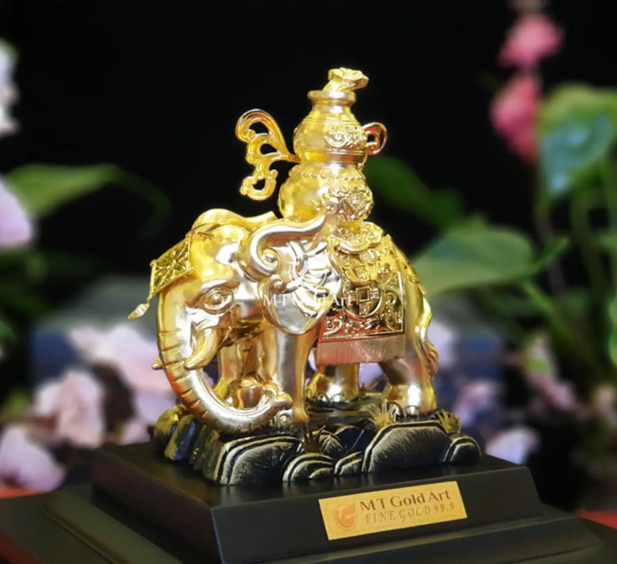 Ý Nghĩa Voi Hút Tài Lộc: Hướng Dẫn Đặt Đúng Vị Trí 7 Tượng voi đồng vòi ngọc đẹp.