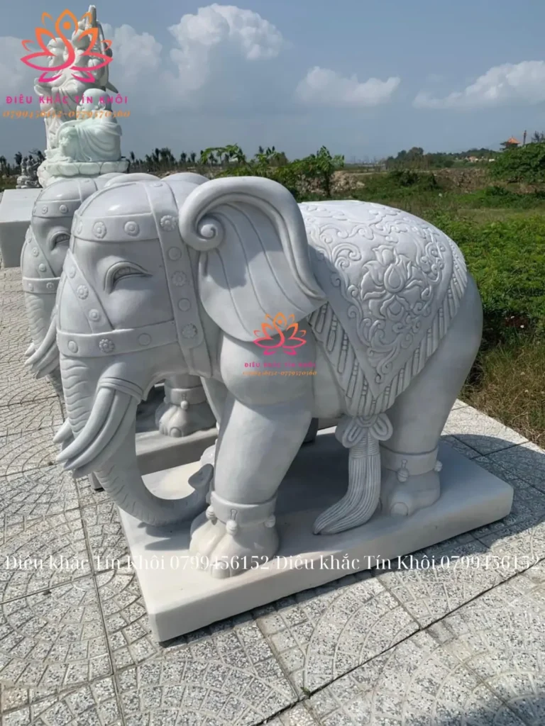 Tượng voi đôi chi tiết vòi vươn cao.