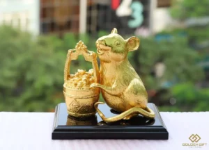 Tượng Hamster Phong Thủy Tinh Xảo Trên Bàn Sang Trọng.