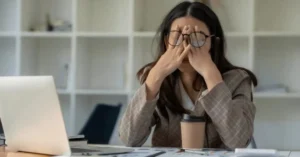 Suy tư giấc mơ tại bàn làm việc