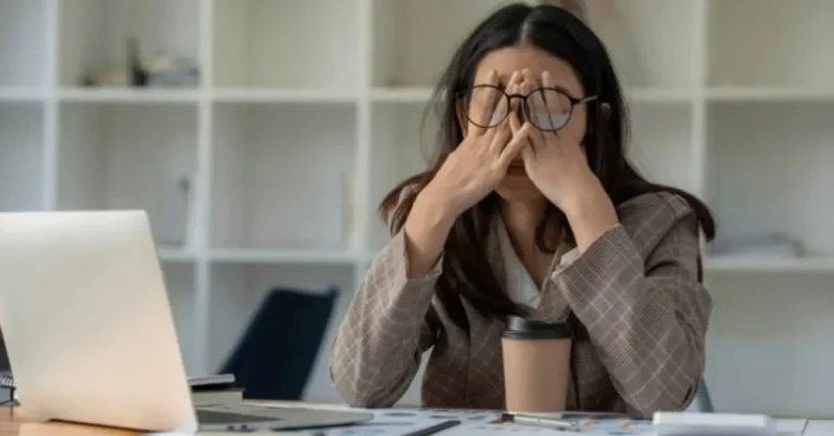 Suy tư giấc mơ tại bàn làm việc