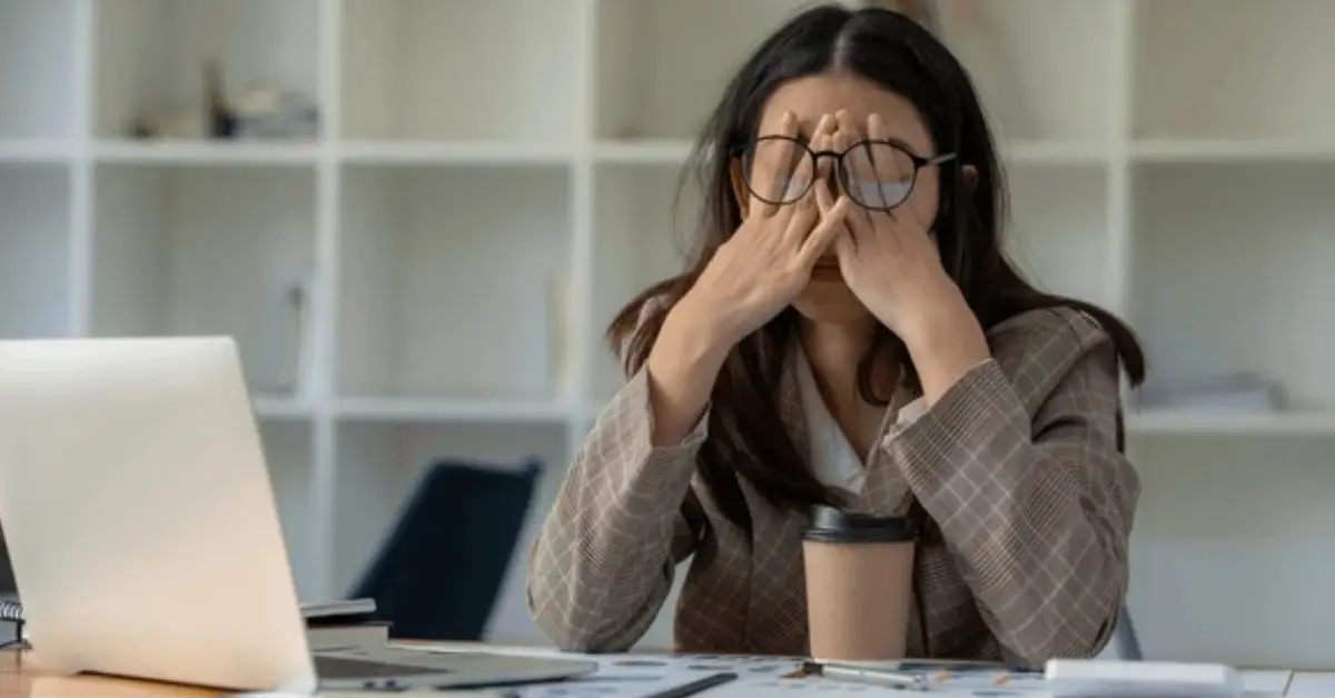 Giải Mã Giấc Mơ Thấy Đồng Nghiệp: Điềm Báo & Hóa Giải An Tâm 3 Suy tư giấc mơ tại bàn làm việc