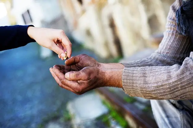 Bàn tay từ thiện, sẻ chia cộng đồng.