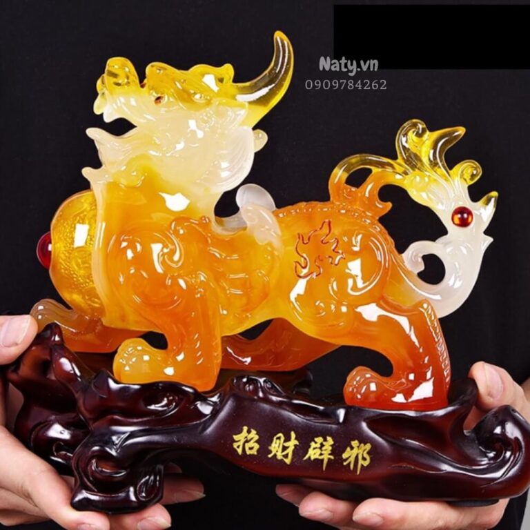 Tỳ Hưu Mệnh Kim Đeo Màu Gì? Giải Mã Sức Mạnh Tụ Tài Từ Chuyên Gia Phong Thủy 3 Tỳ Hưu chạm khắc tinh xảo trên nền sáng