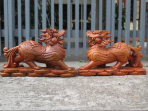 Tỳ Hưu chế tác tinh xảo trên đôn gỗ.