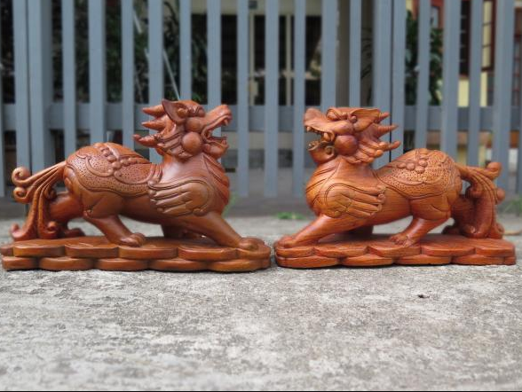 Giải Mã Nghi Thức 'Tắm Trăng' Cho Tỳ Hưu: Phép Phong Thủy Chính Phái Hay Lời Đồn Đại? 4 Tỳ Hưu chế tác tinh xảo trên đôn gỗ.