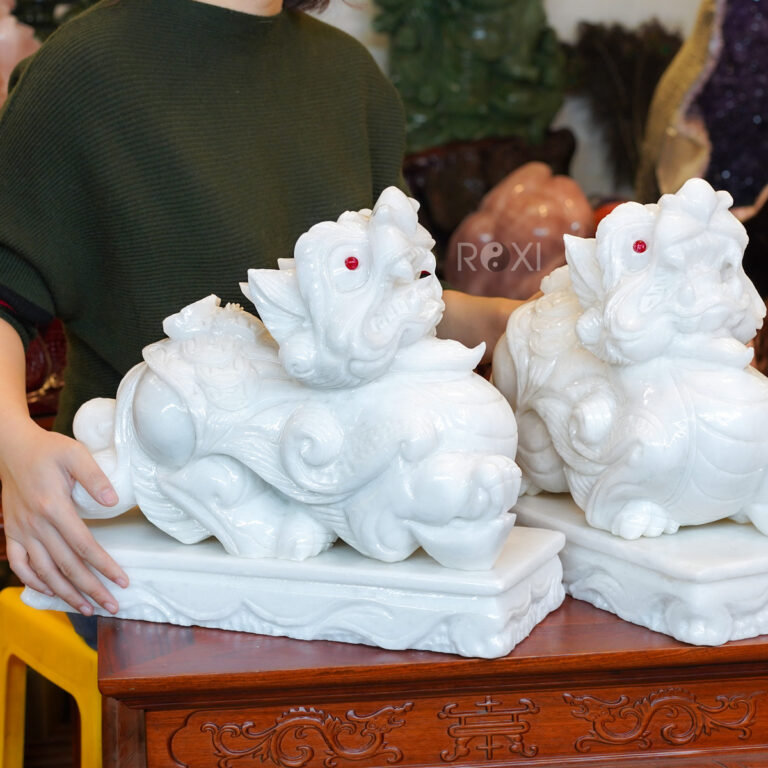 Giải Mã Bí Ẩn: Sức Mạnh Phong Thủy Của Tỳ Hưu Và Cây Tài Lộc Khi Kết Hợp Đồng Thời 5 Tỳ Hưu đá cẩm thạch dũng mãnh, oai phong.