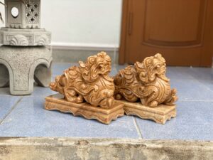 Tỳ Hưu đá cẩm thạch tinh xảo trên đế gỗ.