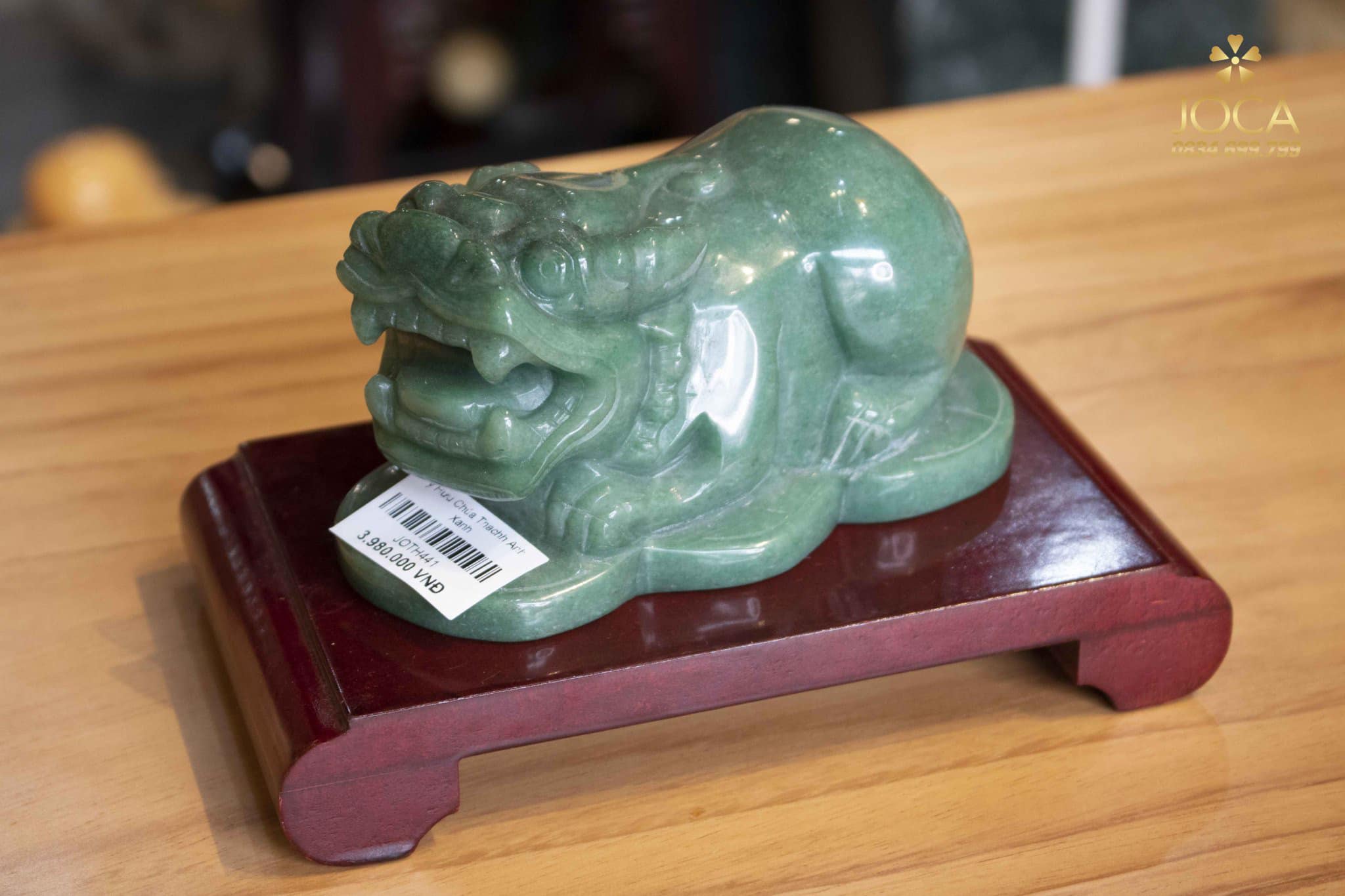 Tỳ Hưu Đá Cẩm Thạch Cho Người Mệnh Mộc: Giải Mã Năng Lượng Phong Thủy Và Bí Quyết Khai Thác Tài Lộc Vượng Khí 4 Tỳ Hưu đá cẩm thạch xanh lá trên bệ gỗ.