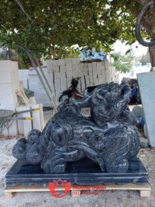 Tỳ Hưu đá đen điêu khắc tinh xảo trên bệ gỗ.