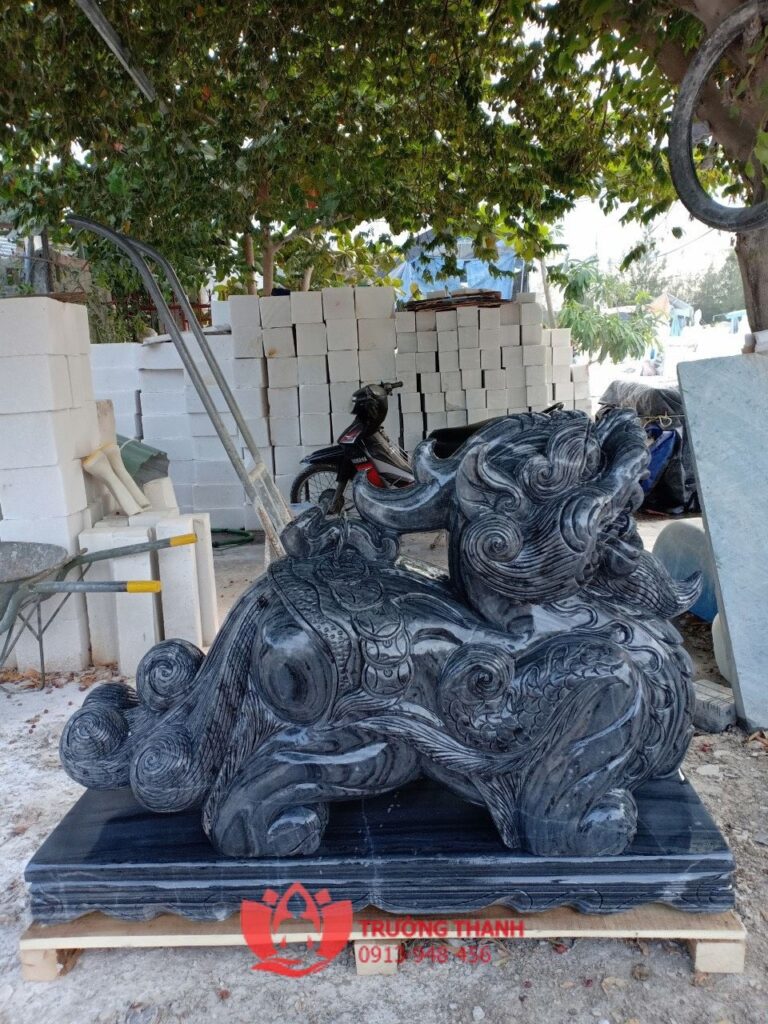 Tỳ Hưu đá đen điêu khắc tinh xảo trên bệ gỗ.