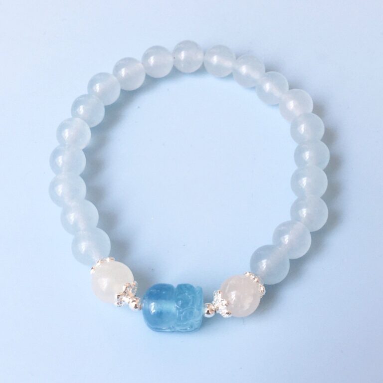 Tỳ Hưu đá thạch anh trắng hoặc Aquamarine, sáng nhẹ.