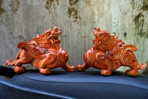 Khai Mở Tài Lộc và Bình An Toàn Diện Cho Gara Ô Tô Với Tỳ Hưu Phong Thủy Chính Phái 6 Tỳ Hưu đá tự nhiên uy nghi trên bệ gỗ.