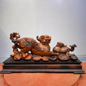 Tỳ Hưu gỗ vân đẹp trong không gian ấm cúng