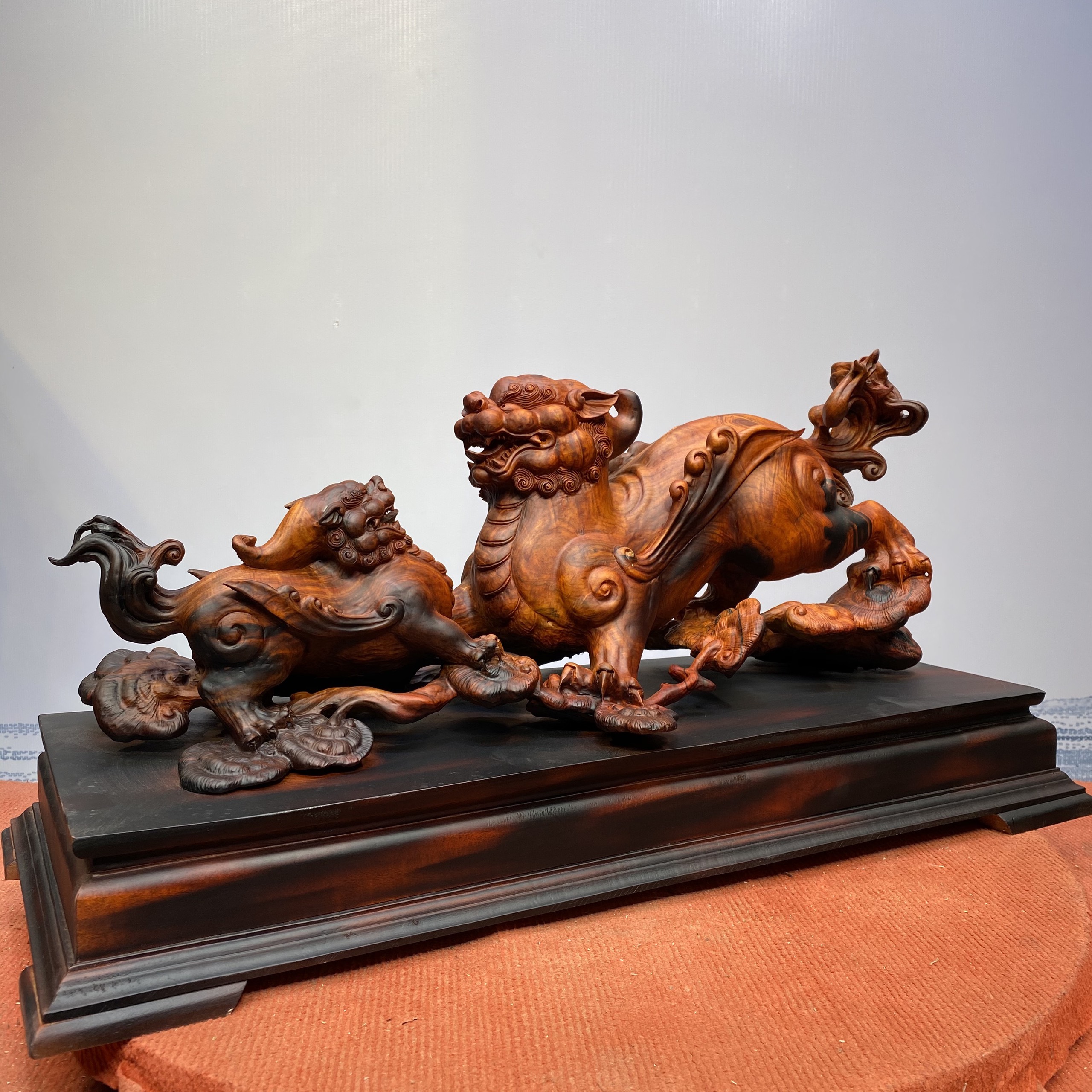 Tỳ Hưu làm từ ngọc, đồng, gỗ, gốm.