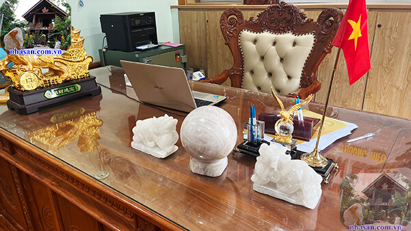 Tỳ Hưu, máy ảnh trên bàn làm việc