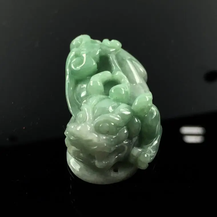 Vòng Tỳ Hưu đá quý chế tác tinh xảo.