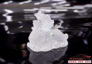 Tỳ Hưu ngọc tinh xảo trên tay hoặc taplo xe.