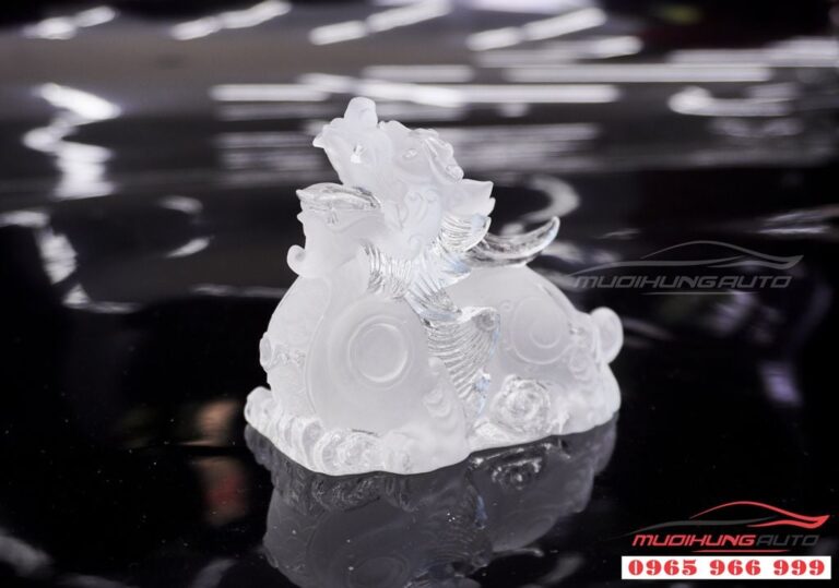 Giải Mã Sức Mạnh Tỳ Hưu Cho Shipper: Hút Tài Lộc, Bình An Trên Mọi Nẻo Đường 1 Tỳ Hưu ngọc tinh xảo trên tay hoặc taplo xe.