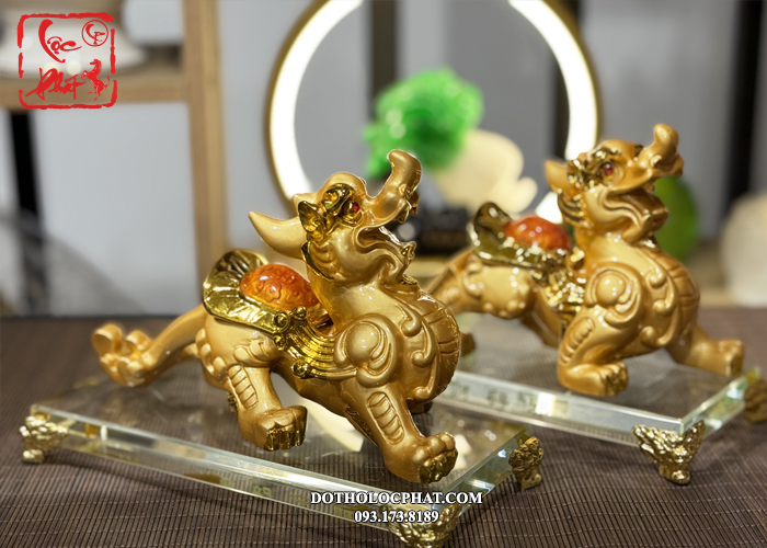 Tỳ Hưu phong thủy đặt trang trọng phòng khách hướng cửa.