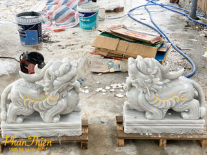 Tỳ Hưu phong thủy dũng mãnh trên bệ đá.