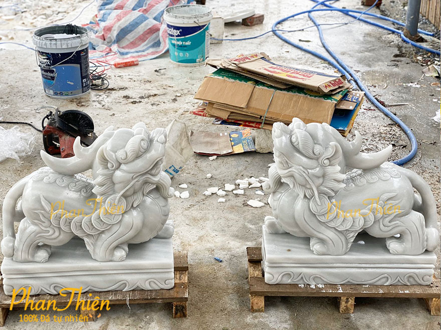 Tỳ Hưu phong thủy dũng mãnh trên bệ đá.